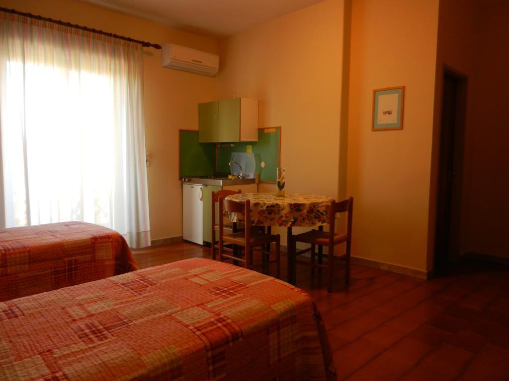 Villa Collina Giardini-Naxos Szoba fotó