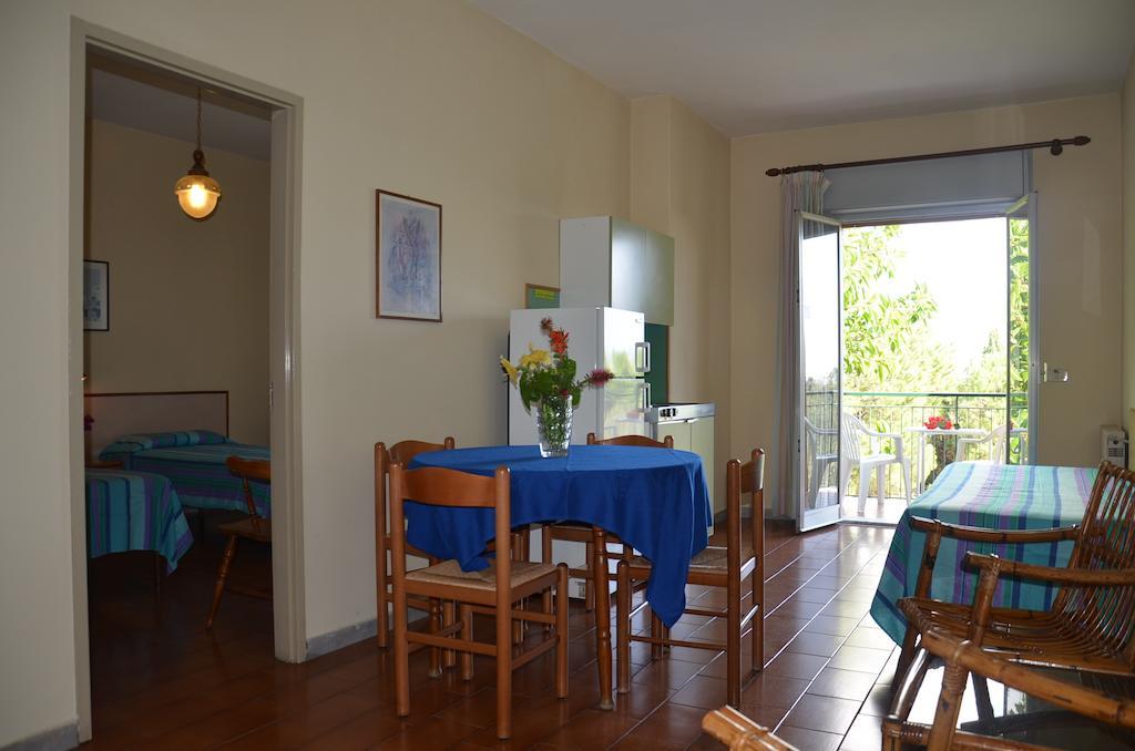 Villa Collina Giardini-Naxos Szoba fotó